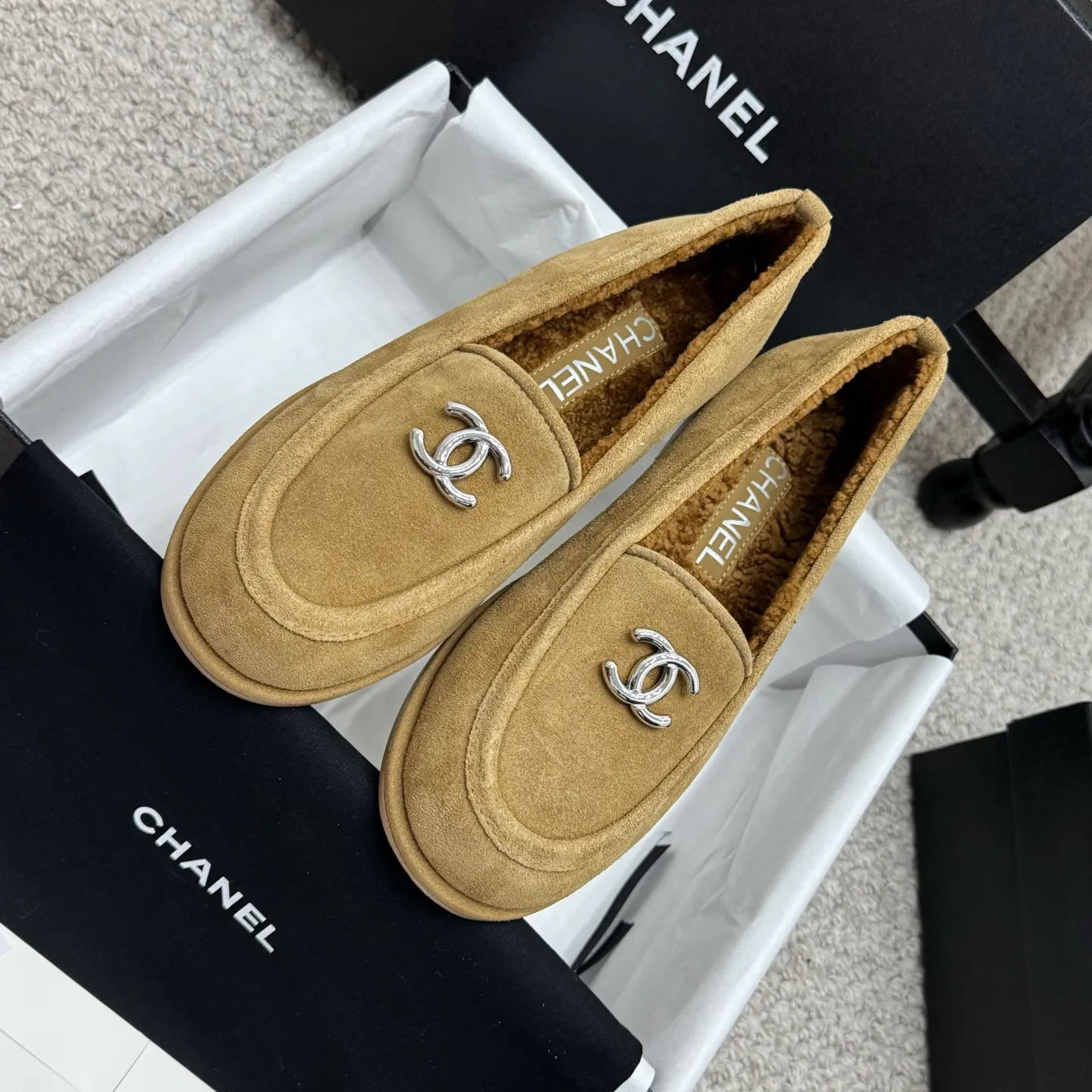 👟👟Ex-factory price 600👟👟 Classic model 🇨🇳ChaneL 25K Teddy fur loafers Simple and high-end design, super versatile! Double C logo embellishment! Imported suede has the texture of natural animal leather visible to the naked eye! The top version is stress-free when entering and exiting the cabinet. It has a bookish texture on the feet and feels great on the feet. Versatile item. ✅Upper: Customized imported suede. ✅Inner lining: imported lamb wool. ✅Outsole: imported genuine leather. ✅Size: 35-40. ✅Comes with a full set of packaging.